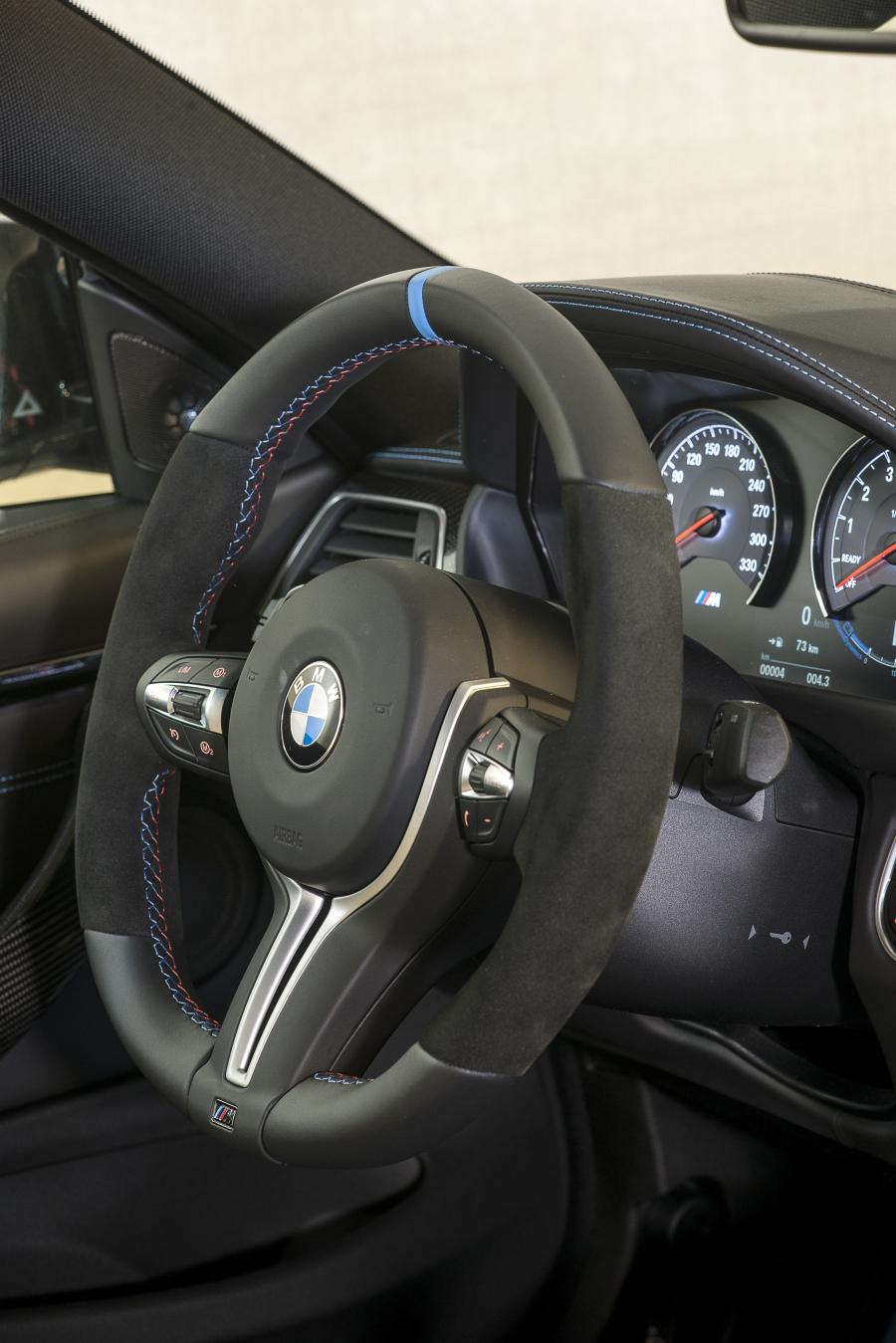 Детали интерьера BMW M4 Coupe Avus 2017 года  (фото 4 из 6)